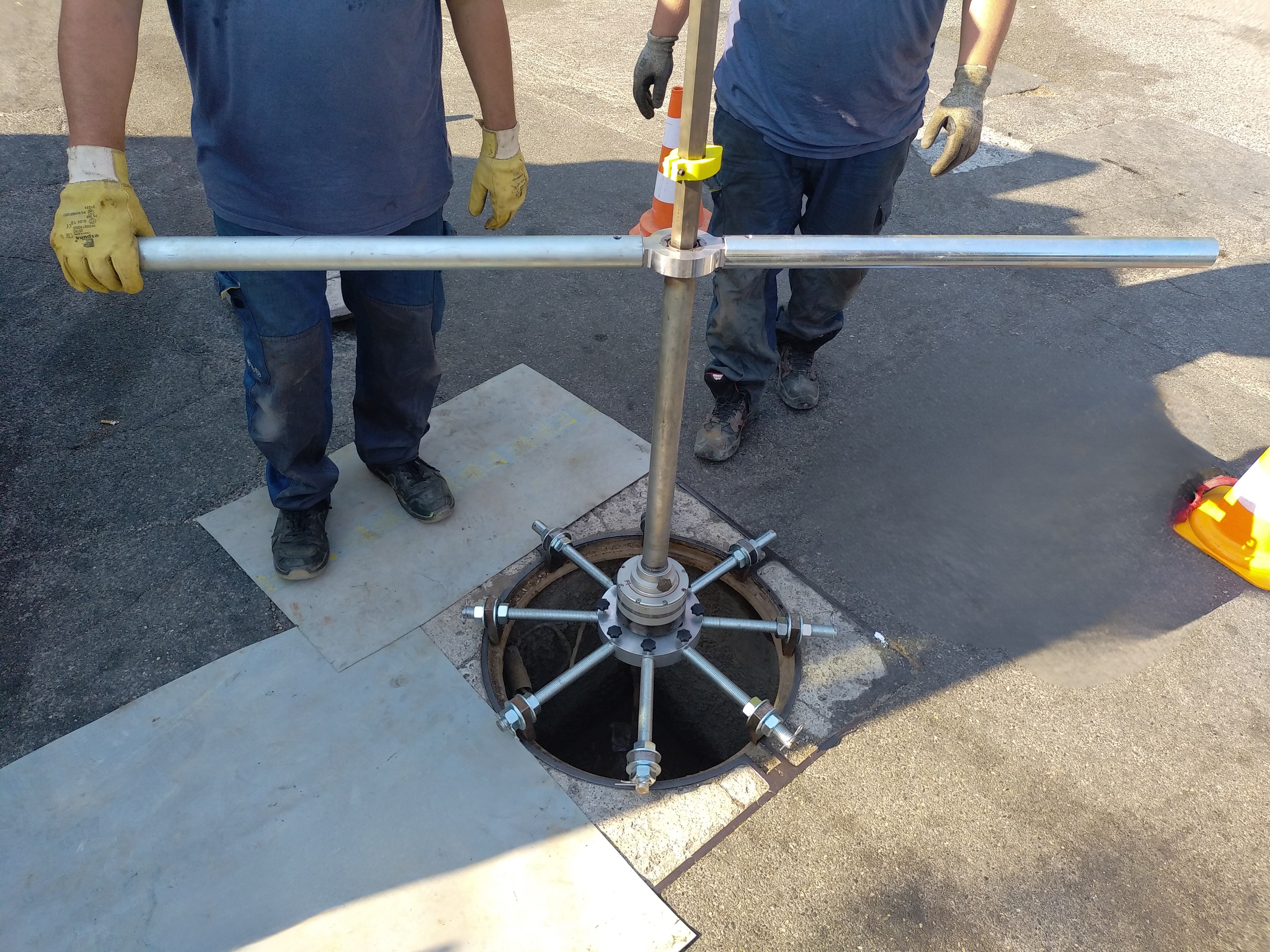 Clé WATERO CdMD 30-80 en utilisation sur regard de voirie – intervention terrain